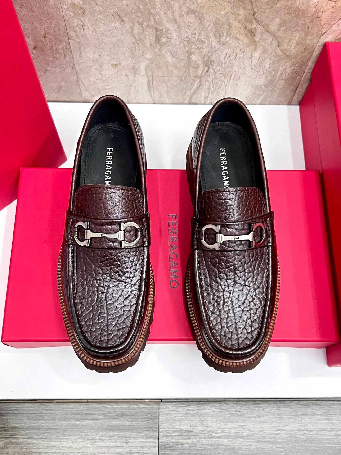 Original quality P580 Brand: Ferragamo Standard size: Men's size 38/44 (45.46 can be customized) Grade: Same style as the official website High-quality men's shoes Material: Customized first-layer calfskin with water-dyed cowhide lining Cowhide tiptoe Original non-slip and wear-resistant rubber outsole Style category: Men's formal business leather shoes are young and fashionable European and American trends British style Casual matching and comfortable feet Color: actual picture